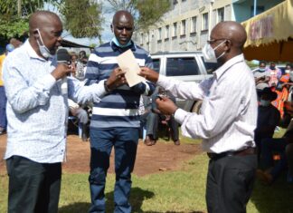 MP Momanyi responds to Governor Nyaribo Borabu MP Ben Momanyi presents a water tank to Kineni primary school board members in Kiajauri, Nyansiongo town, yesterday. PHOTO/Dan Nyamanga.