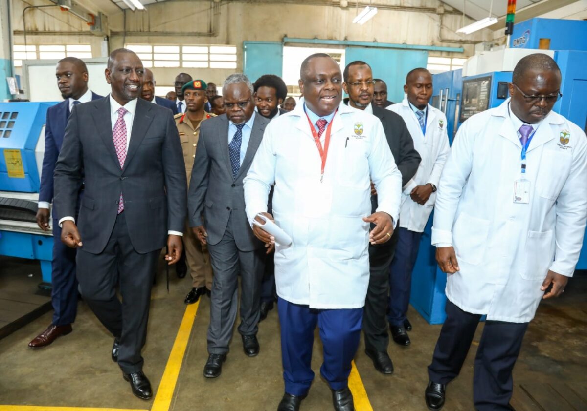 President Ruto being shown around the innovation quarters at Technical University of Kenya. PHOTO/PCS.