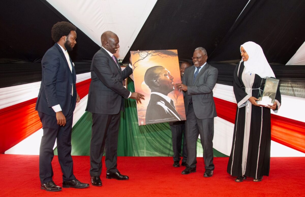 President Ruto (second left) receives a portrait from TUK Vice Chancellor, Prof. Francis Aduol. PHOTO/PCS.