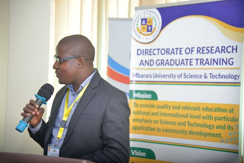 𝐃𝐫. 𝐑𝐨𝐠𝐞𝐫𝐬 𝐊𝐚𝐣𝐚𝐛𝐰𝐚𝐧𝐠𝐮 presenting his research on "Management of iatrogenic retro-vaginal fistula at three tertiary hospitals in Uganda". He owns 12 years of experience in dealing with women battling Fistula. PHOTO/MUST.