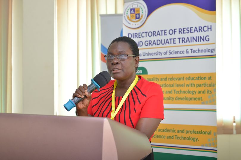 𝐖𝐢𝐧𝐧𝐢𝐞 𝐑 𝐌𝐮𝐲𝐢𝐧𝐝𝐢𝐤𝐞, a researcher, presenting on ''Unhealthy alcohol use is associated with sub-optimal adherence to isoniazid preventive therapy in persons with HIV in Southwestern Uganda''. PHOTO/MUST.