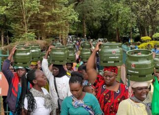 Amid health concerns, there’s need to eradicate smoky kitchens A section of residents of Matisi Ward, Trans Nzoia County, after receiving complete cooking gas cylinders from Mwale Mahanga, their Member of County Assembly. PHOTO/Courtesy.