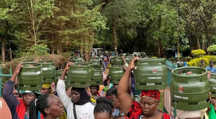 Amid health concerns, there’s need to eradicate smoky kitchens A section of residents of Matisi Ward, Trans Nzoia County, after receiving complete cooking gas cylinders from Mwale Mahanga, their Member of County Assembly. PHOTO/Courtesy.